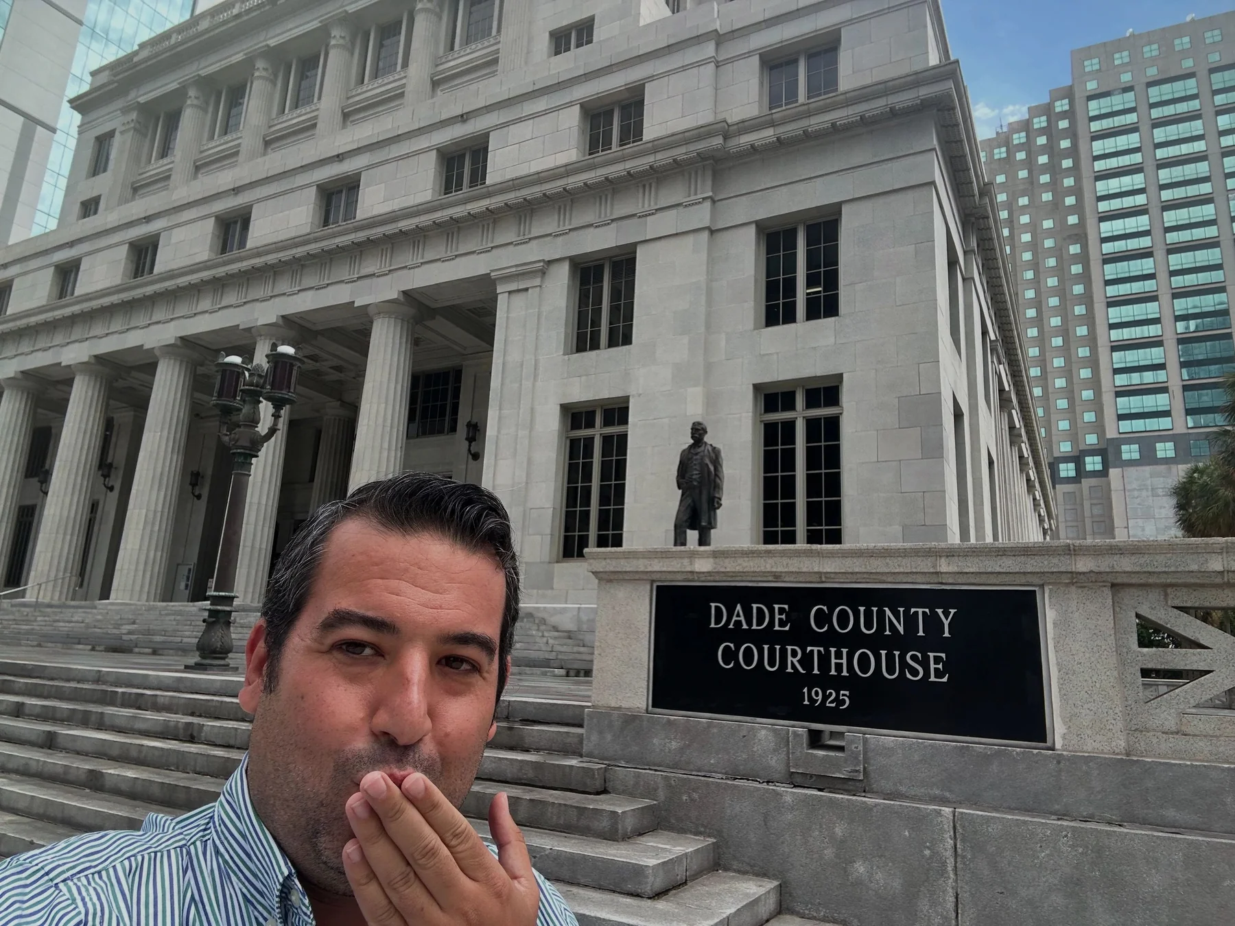 Carlos Cuadrado Gómez-Serranillos frente al Dade County Courthouse de Miami
