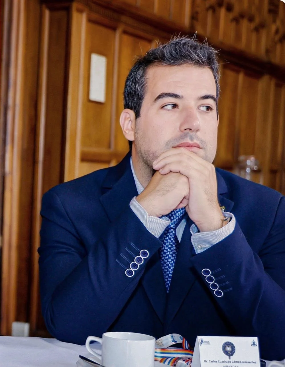 Retrato de Carlos Cuadrado Gómez-Serranillos con traje azul