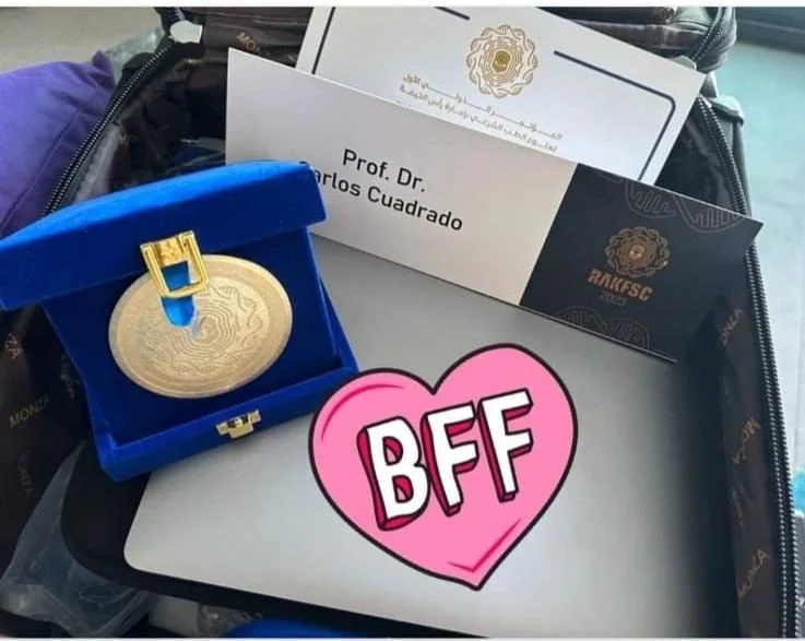 Medalla dorada y tarjeta profesional de Prof. Dr. Carlos Cuadrado.