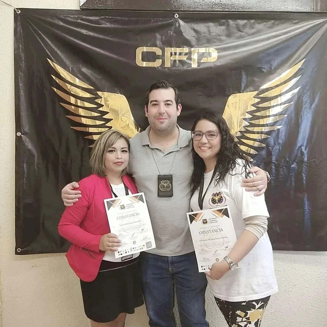 Carlos Cuadrado Gómez-Serranillos con una participante que muestra su constancia del congreso de Morelia