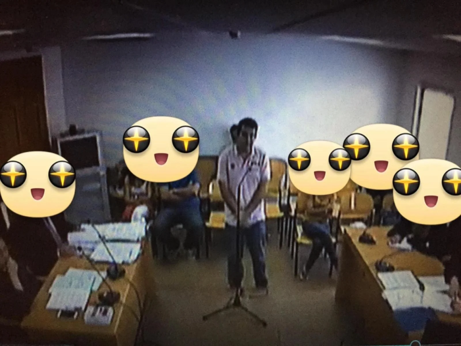 Actividad formativa en ciencias forenses, con los rostros del grupo ocultos en la fotografía original.