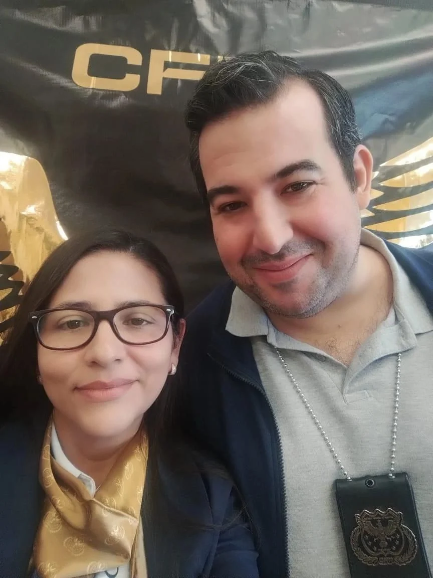 Carlos Cuadrado Gómez-Serranillos junto a una asistente del encuentro forense de Morelia