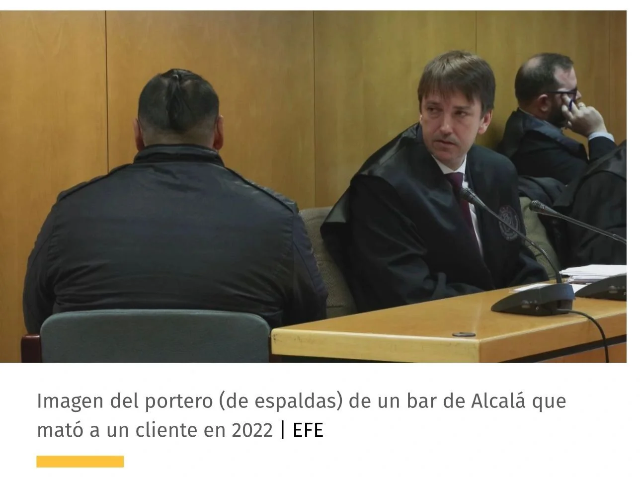Portero de bar en sala judicial.