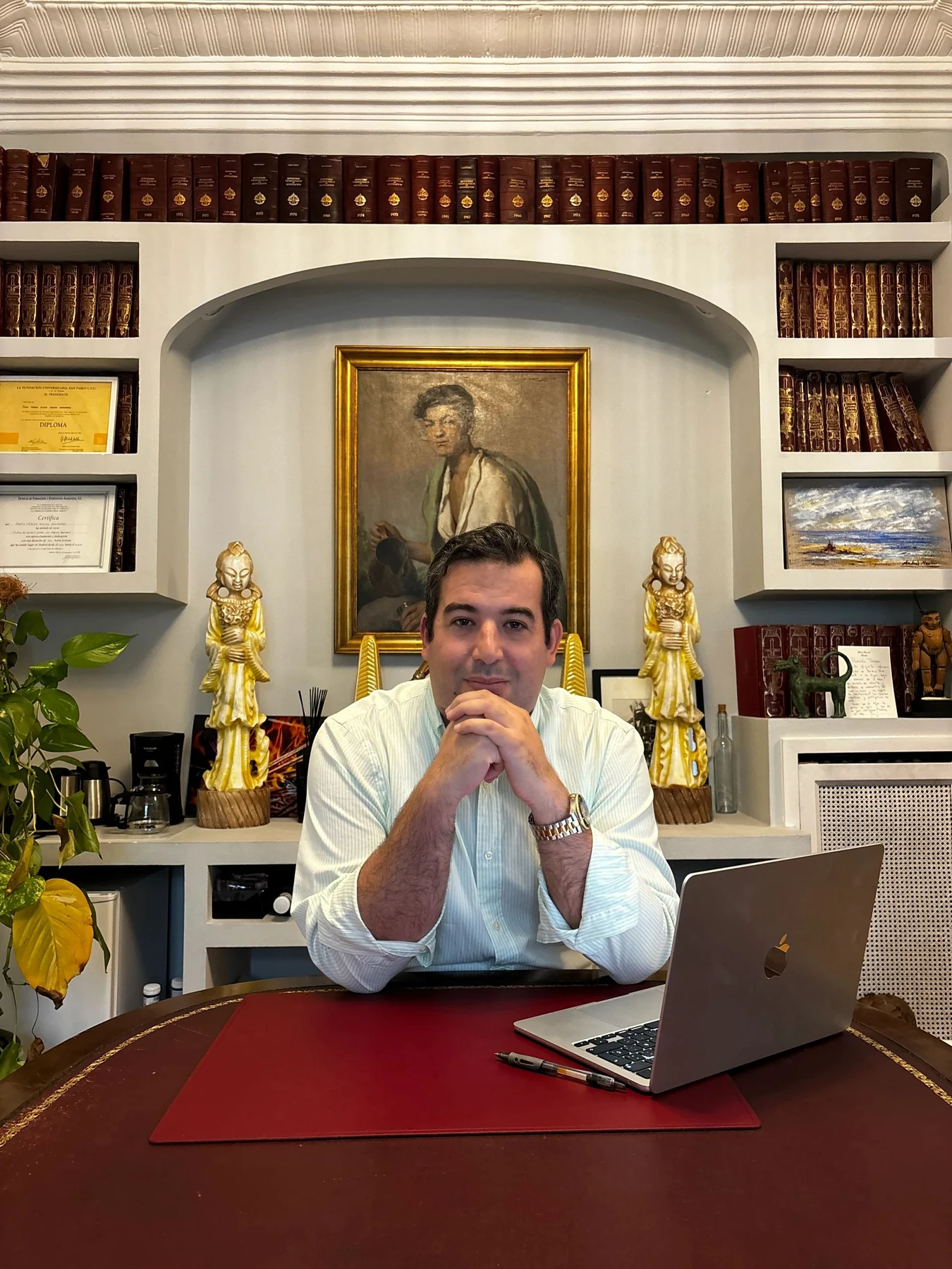 Carlos Cuadrado Gómez-Serranillos trabajando en su despacho junto a un ordenador portátil