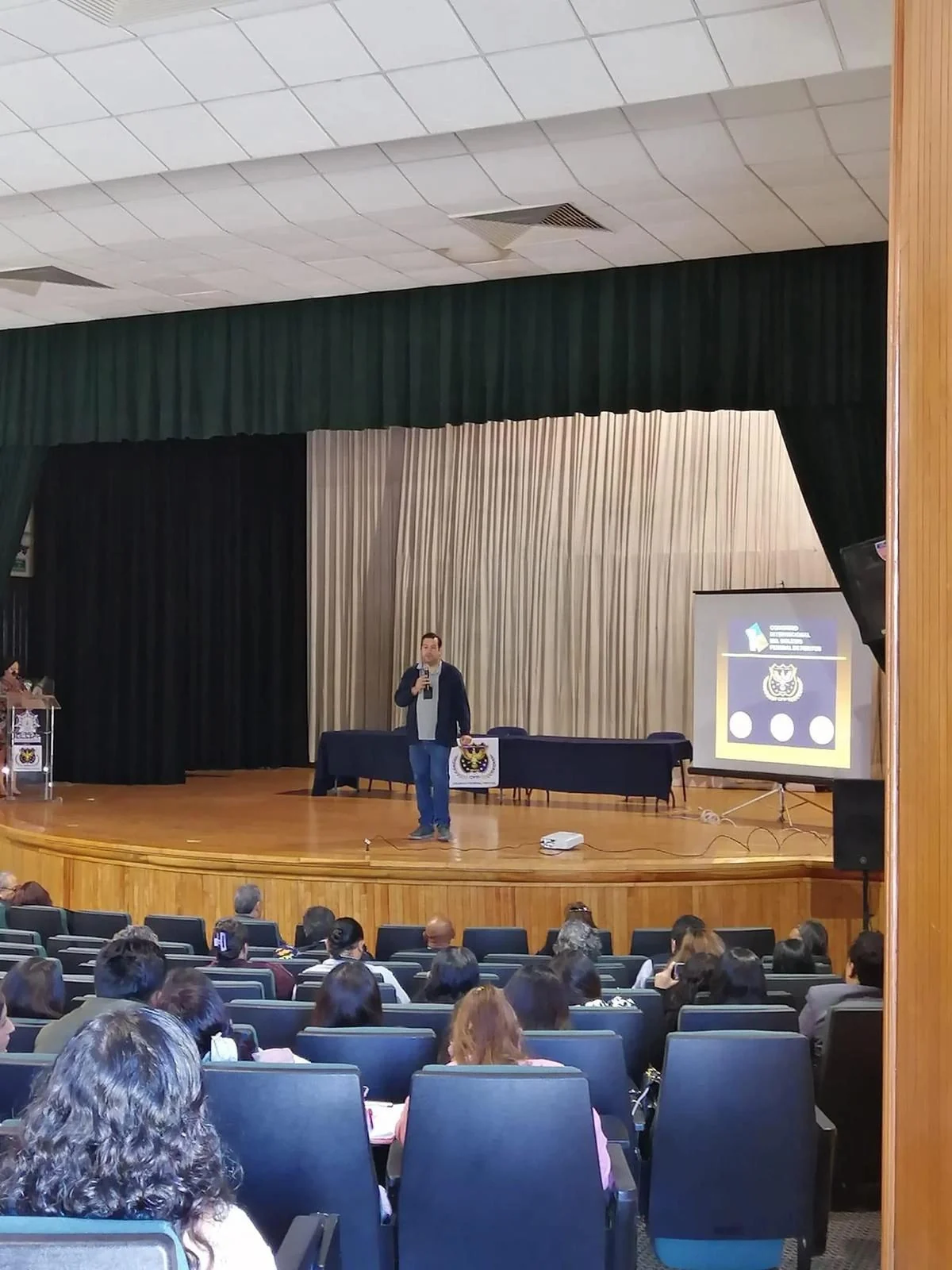Carlos Cuadrado Gómez-Serranillos durante una intervención académica en el auditorio del congreso forense de Morelia