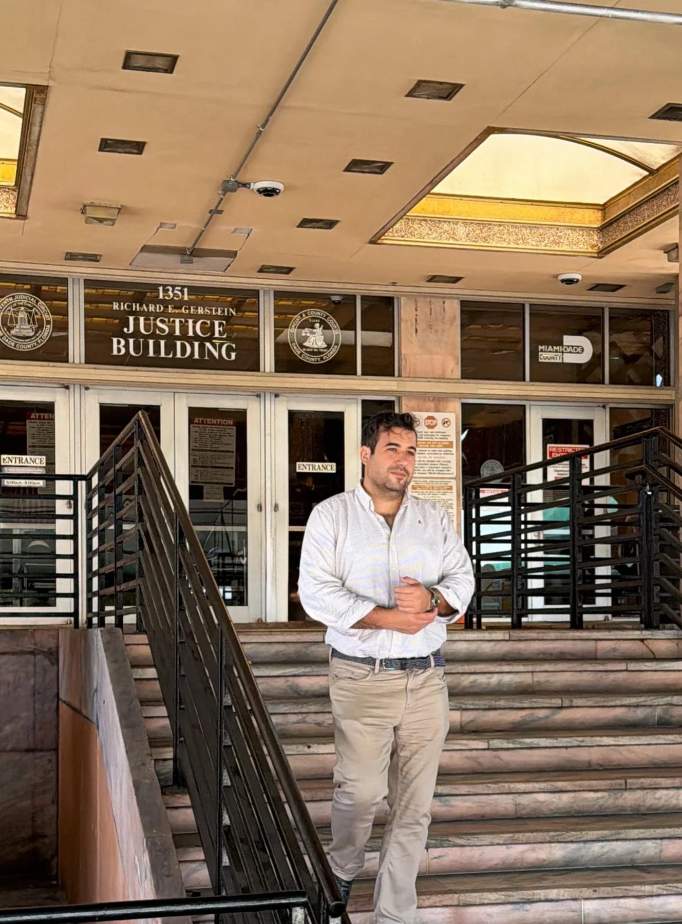 Dr. Carlos Cuadrado Gómez-Serranillos ante el Richard E. Gerstein Justice Building, Miami