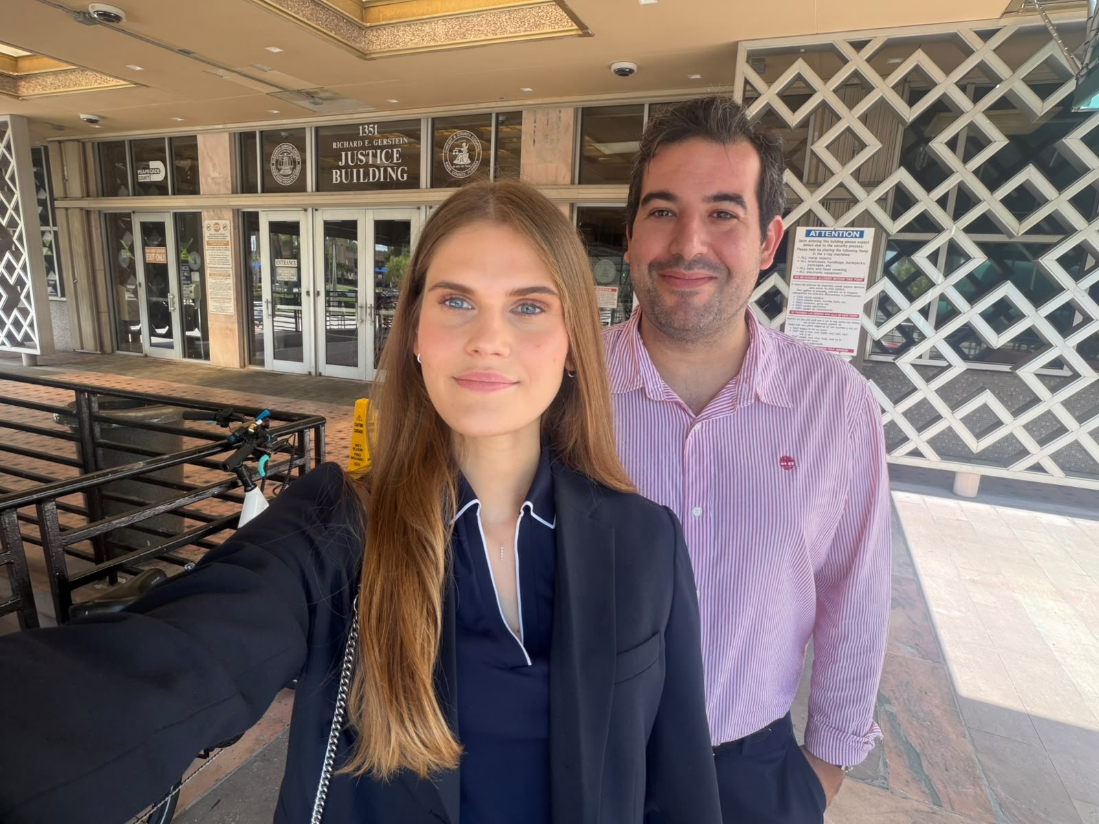 Dr. Carlos Cuadrado Gómez-Serranillos y Polina Poloziuk ante el Richard E. Gerstein Justice Building de Miami