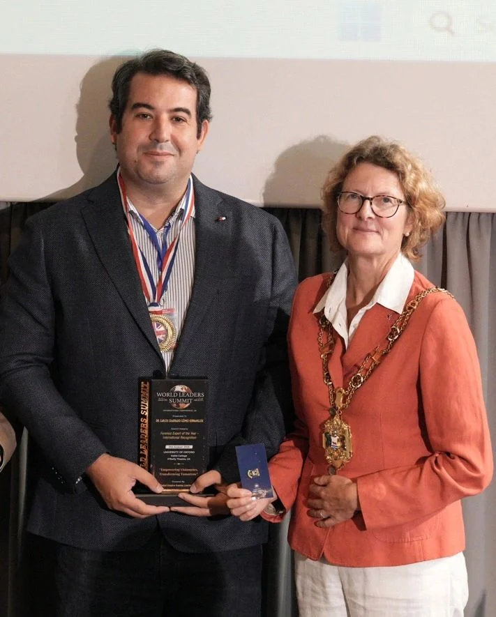 Carlos Cuadrado Gómez-Serranillos junto a Louise Upton durante la entrega del reconocimiento en Keble College, Universidad de Oxford